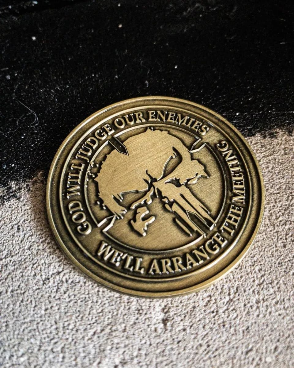 metalen badges vs labels — metalen label voorbeeld