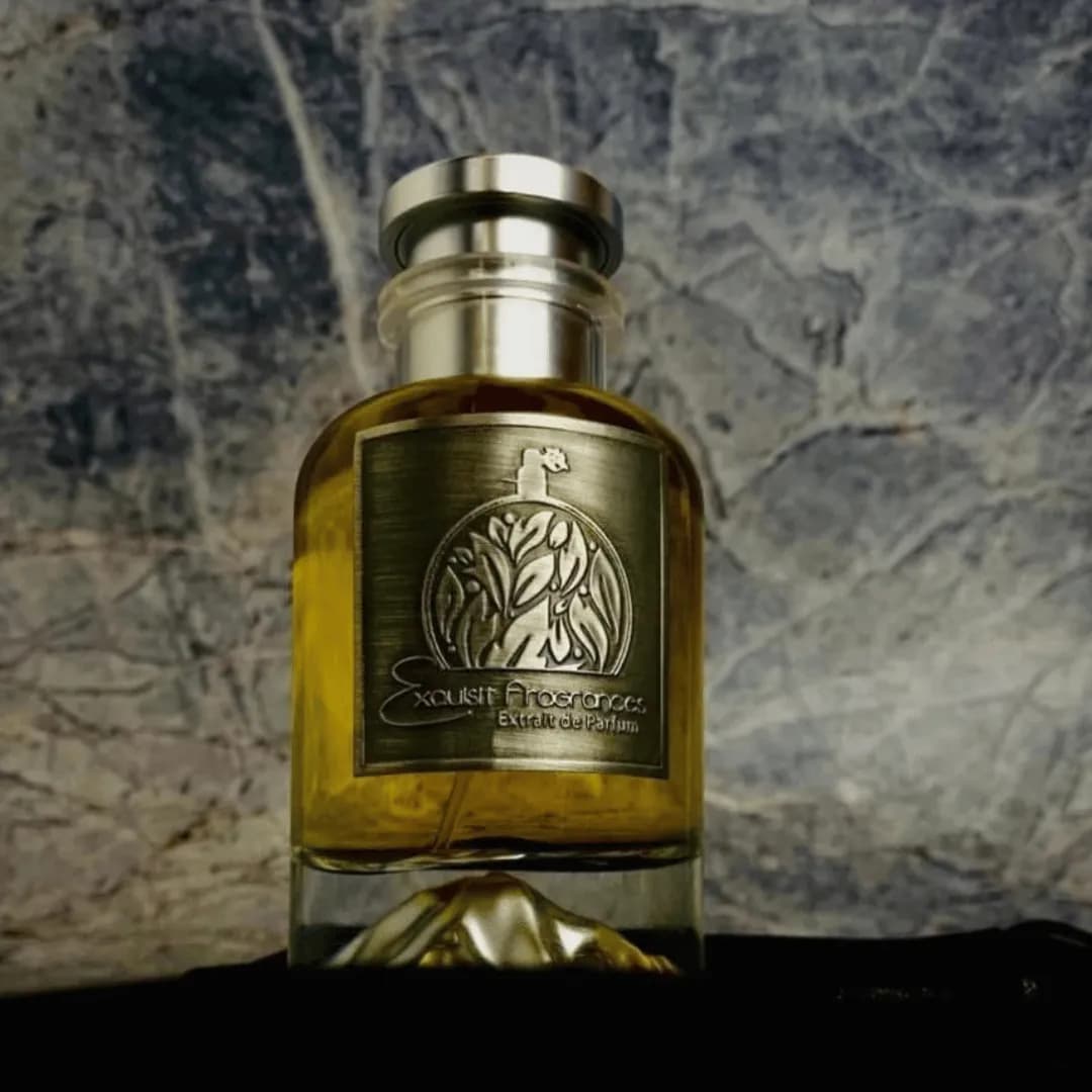 etiketten parfumflessen — metalen label op een fles