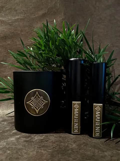 etiketten parfumflessen — metalen label op een fles