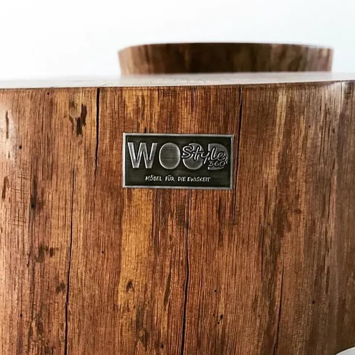 labels voor handgemaakte producten — metalen label op een houten meubel