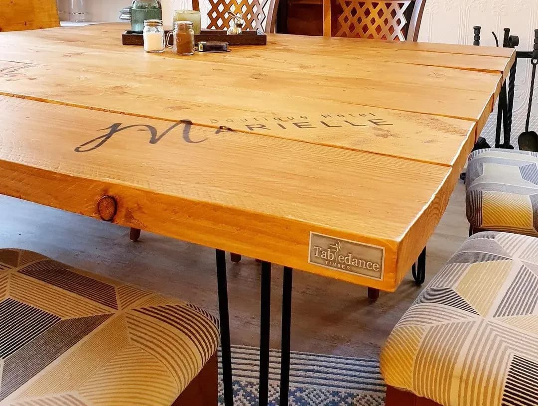 naamplaatje meubel — metalen label op een houten meubel