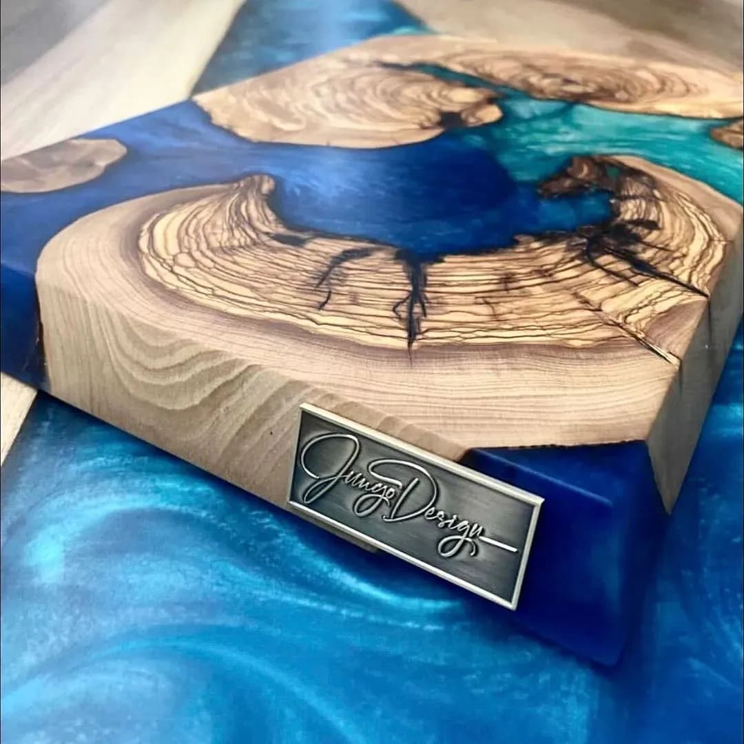 metalen labels voor meubels — metalen label op een houten meubel