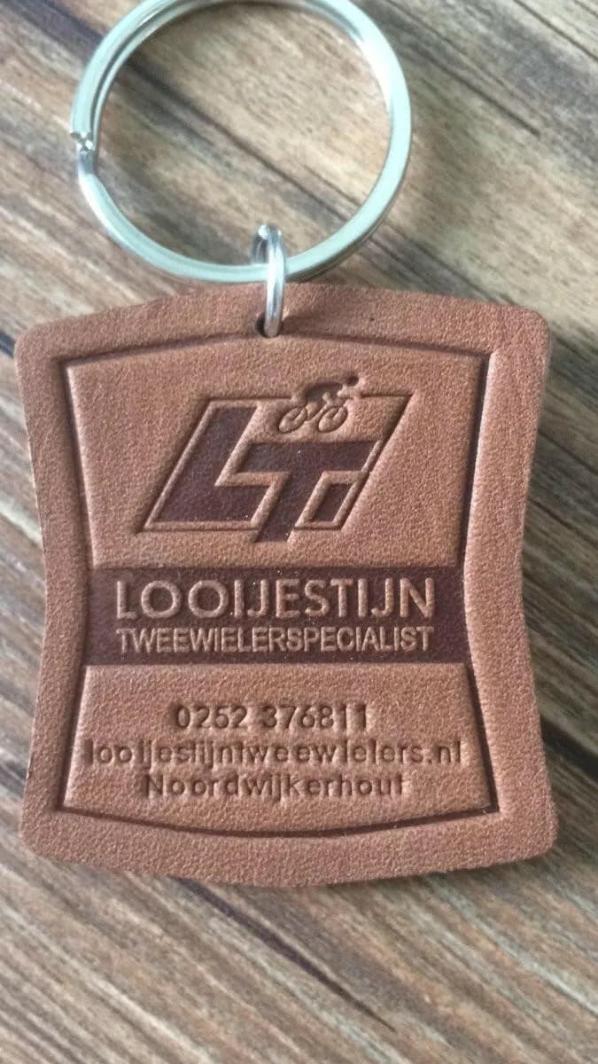 leren sleutelhanger logo — leren sleutelhanger met metalen plaatje