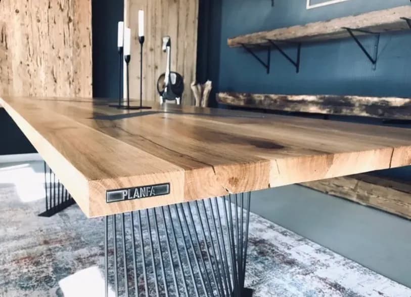 houten labels vs metalen labels — metalen label op een houten meubel