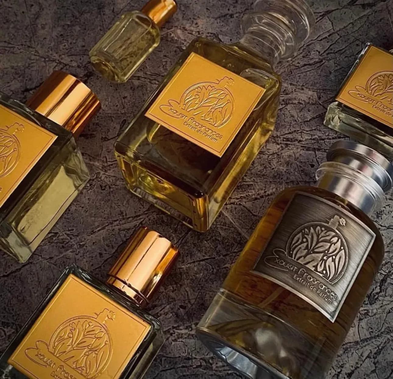 metalen label cosmetica — metalen label op een fles