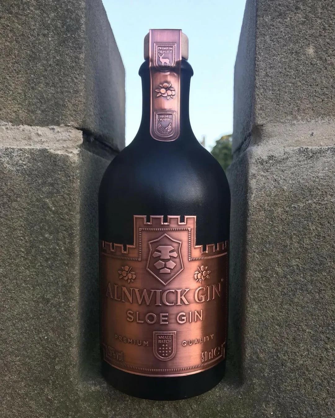 metalen label wijnfles — metalen label op een drankfles