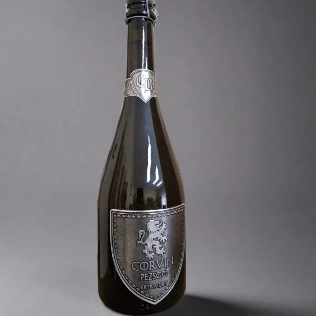 metalen label wijnfles — metalen label op een drankfles