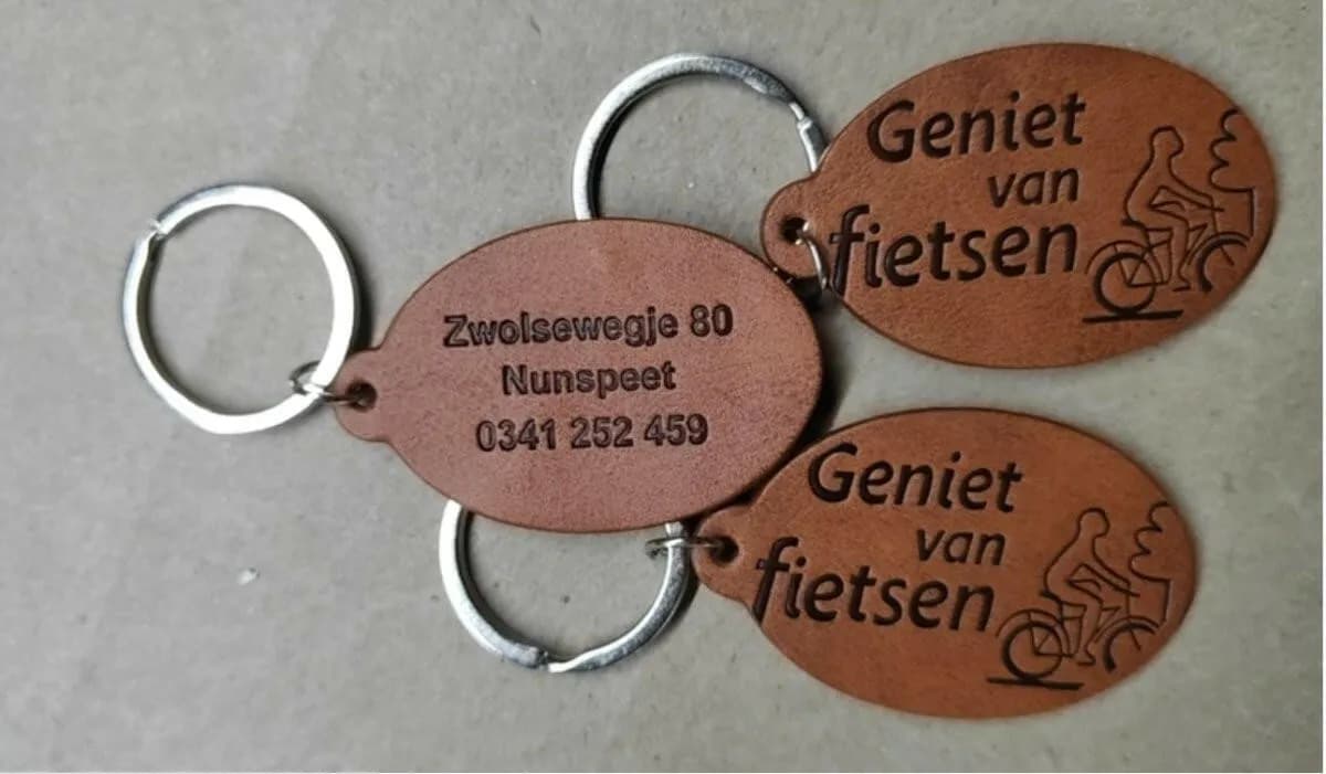 leren sleutelhangers bedrukken — leren sleutelhanger met metalen plaatje
