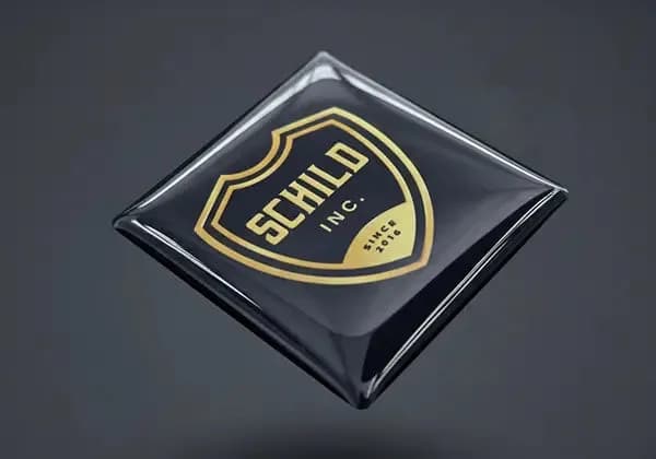 doming vs metalen label — doming label met glanzende 3D-dome