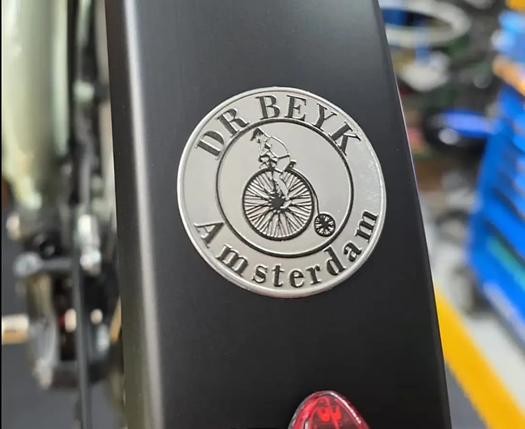 spatbord stickers fiets — metalen label op een fiets
