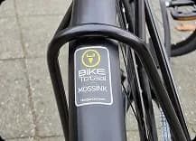 fietslabels fietsenwinkel — metalen label op een fiets
