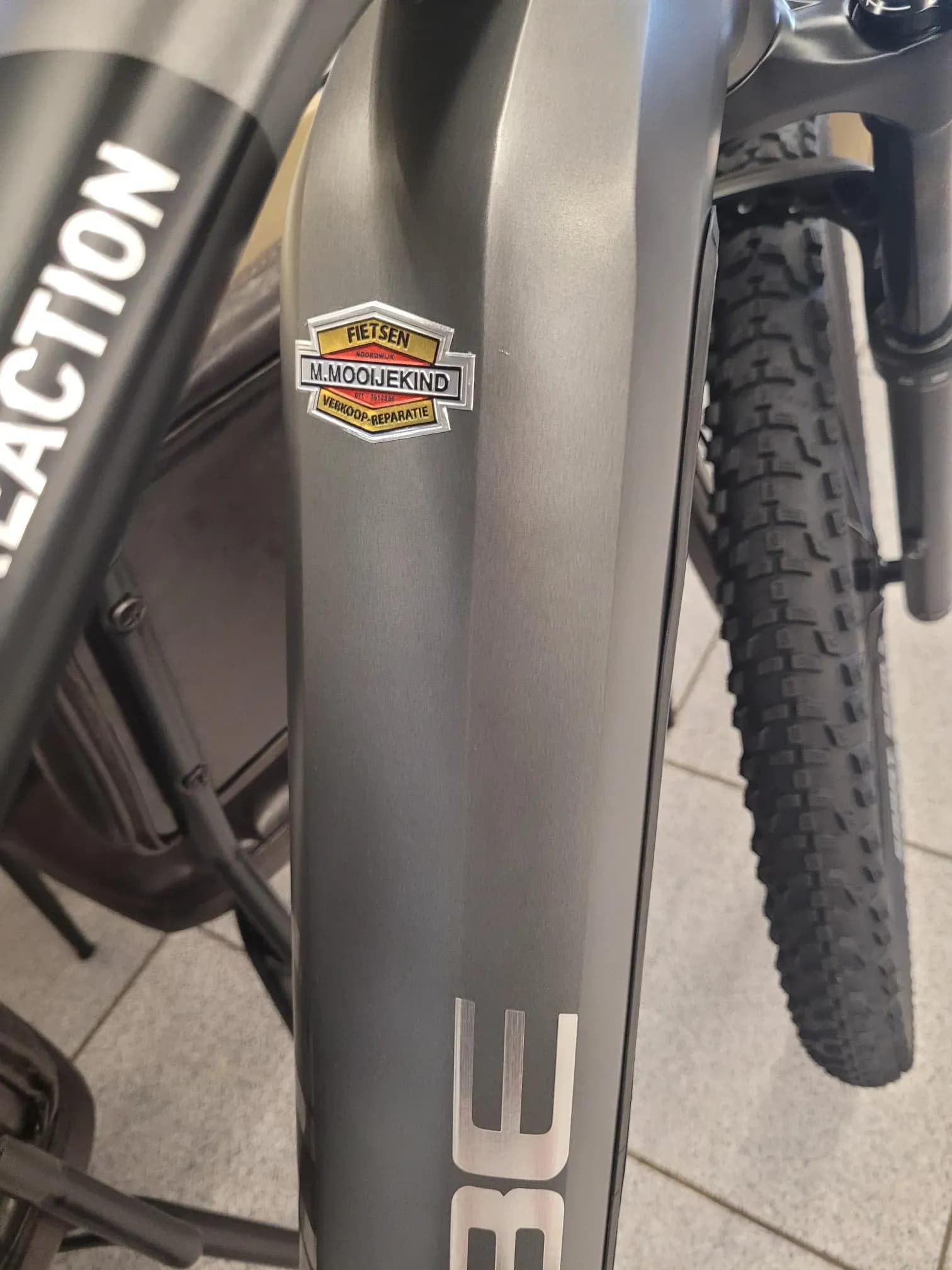 fietslabel buiten — metalen label op een fiets